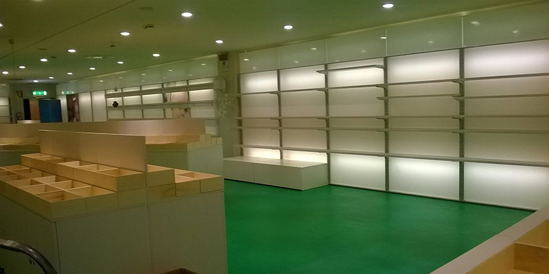 Realizzazione dell'arredamento di negozio di oggettistica, all'interno di centro commericale (prov. Asti)